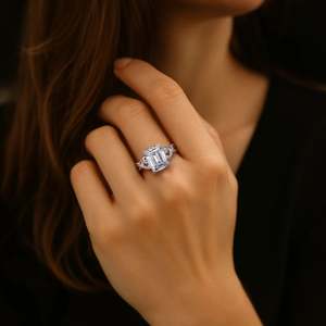 Bague en moissanite taille émeraude avec sertissage à griffes en argent sterling 925 plaqué or jaune pour mariage, fiançailles, anniversaire - Product Image 4