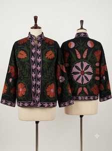 เสื้อแจ็คเก็ตผู้ชายสีดำลายซูซานี ปักลายดอกไม้แบบดั้งเดิม ผ้ากำมะหยี่ เป็นมิตรกับสิ่งแวดล้อม สำหรับลายดอกไม้สีส้ม สีเขียวมะกอก ลายพฤกษศาสตร์ - Product Image 5