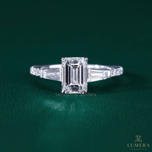 แหวนเพชรเพาะเลี้ยงทรงเอเมอรัลด์แบบสั่งทำพิเศษ ทองคำขาว 14K 18K ประดับเพชรทรงบาแก็ตต์สามเม็ดด้านข้าง - Product Image 1