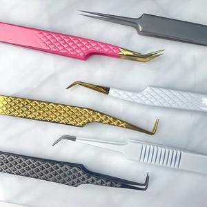 แหนบติดขนตา Diamond Grip Lash Tweezers แบรนด์ส่วนตัว สีชมพู สแตนเลส ปลายไฟเบอร์ 45 90 องศา แบบด้าน ป้องกันแม่เหล็ก ขนาด 10 มม. - Product Image 5
