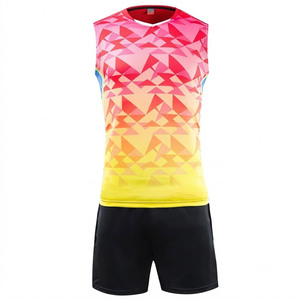 Nouvelle arrivée : uniforme de volley-ball personnalisable imprimé, fabriqué en polyester 100 %, matière respirante qui garde au frais et au sec pendant les matchs - Product Image 1