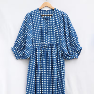 Belle robe en coton à motifs floraux, imprimée à la main, pour un usage décontracté. - Product Image 2