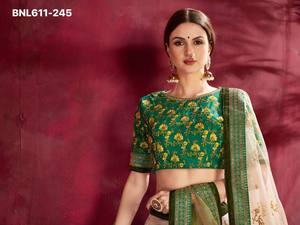 Nuevo Conjunto Lehenga-Choli-Dupatta de Alta Calidad en Seda Artística con Bordado de Lentejuelas y Estampado Floral, Venta al Por Mayor - Product Image 6