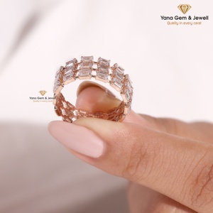 Bague de mode large à trois rangs de 2 TCW en or rose massif 14 carats pour femme, avec diamant CVD de laboratoire taille émeraude, couleur D-E-F, clarté VVS-VS - Product Image 4