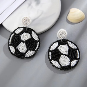Pendientes de Diseño de Alta Calidad para Mujeres y Niñas, con Cuentas Hechas a Mano, Temática Deportiva, Colección Gameday, Naranja y Blanco - Product Image 3