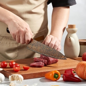Couteau de cuisine professionnel en cuivre damas avec manche moderne en bois et résine pour la préparation culinaire raffinée - Product Image 2