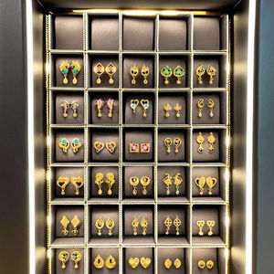 Últimos Pendientes de Oro Amarillo Sólido de 22K y Adornos Tradicionales Indios con Esmalte Meenakari y Gemas de Circonita Cúbica de Lujo para Mujer - Product Image 1