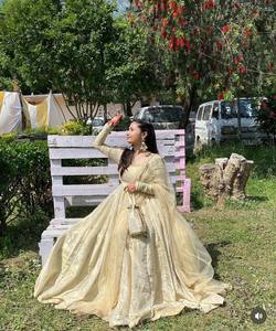 Ensemble prêt à expédier : Robe indienne ethnique en soie Chinon pour l'hiver/été, avec bordure en dentelle perlée, dupatta et pantalon élastique à séchage rapide, protection solaire - Product Image 2
