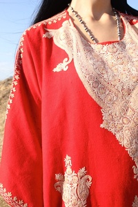 Caftán Kashmirí Hecho a Mano con Bordado, 100% Algodón, Color Rojo, Bordado Intenso, Largo hasta el Suelo, Estilo Casual - Product Image 2