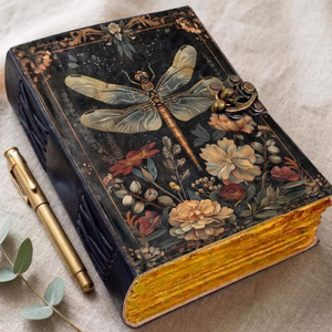 Carnet en cuir Libellule fait main, motif botanique floral, avec fermoir antique, pour écriture, cadeau pour les amateurs de jardin et de nature - Product Image 4