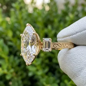 Anillo de compromiso de lujo con tres diamantes de corte marquesa en oro amarillo con piedras laterales de esmeralda y banda grabada vintage - Product Image 2