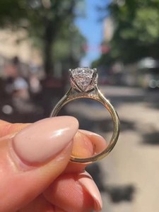 Bague de fiançailles ovale 2 carats avec halo caché, diamant de laboratoire, bande pavée en or jaune 14 carats, prix de gros - Product Image 3