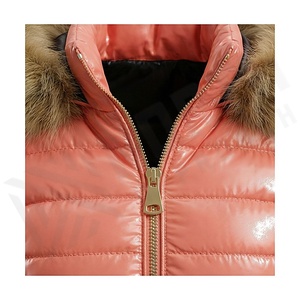 Chaqueta Acolchada con Capucha para Mujer, Abrigo de Invierno con Ribete de Piel, Cierre de Cremallera en Manga Larga, Resistente al Viento, Exterior de Poliéster, Color Rosa - Product Image 4