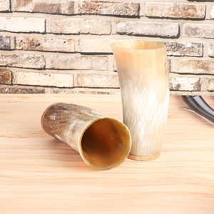 Vaso de Chupito Vikingo de Cuerno Auténtico Ecológico con Tapa para Vino, Cerveza, Té, Café de MULTI CRAFT - Product Image 1