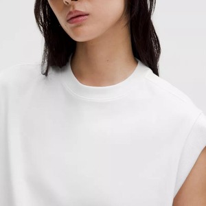 Camiseta sin mangas de cuello redondo blanca para mujer, minimalista, de punto, color liso, longitud regular, 100% algodón - Product Image 3