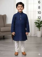 Ensemble Kurta Pajama pour garçons fabriqué en Inde avec des broderies Lakhnavi Chikankari pour les occasions spéciales et les célébrations, en vente