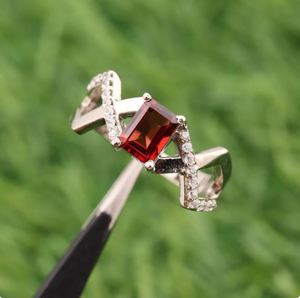 Bague de fiançailles de luxe en argent sterling plaqué or avec grenat taille émeraude pour femme, idéale pour les fêtes et les cadeaux d'anniversaire - Product Image 3