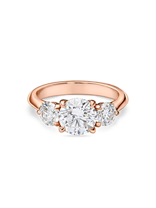 Anillo de compromiso redondo Art Deco con diamante cultivado en laboratorio de 1+ quilates y piedras laterales tipo baguette en oro amarillo, blanco, rosa y platino de 18 quilates. - Product Image 4