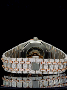 Montre de designer de présentation pour homme fabriquée avec un fermoir caché à bouton-poussoir et une montre en acier inoxydable avec des diamants moissanite - Product Image 6