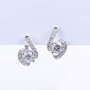 Boucles d'oreilles classiques personnalisées en diamant de laboratoire, boucles d'oreilles créoles en or blanc 14 carats avec diamants de laboratoire - Product Image 3