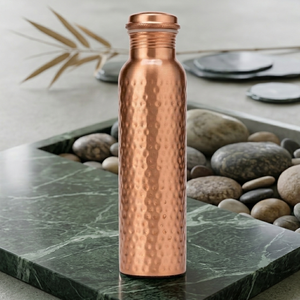 Elegante Botella de Bebidas de Cobre Martillado, Diseño Ayurvédico Tradicional, Perfecta para el Hogar, la Oficina y el Estudio de Yoga - Product Image 1