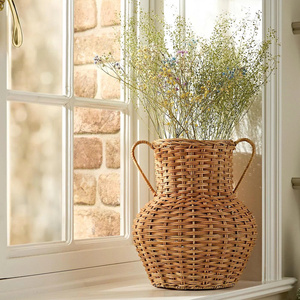 Vase décoratif vintage en rotin tressé à la main avec deux poignées, pot à fleurs en osier naturel pour la décoration intérieure de style farmhouse - Product Image 5