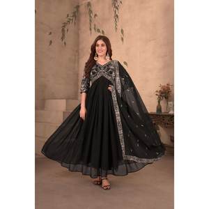 Atractivo Vestido de Georgette con Bordado de Lentejuelas y Dupatta Negra - Product Image 1