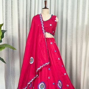 Lehenga Choli rose en soie Vichitra brodée, entièrement cousu, avec dupatta, fabriqué par Royal Export. - Product Image 4