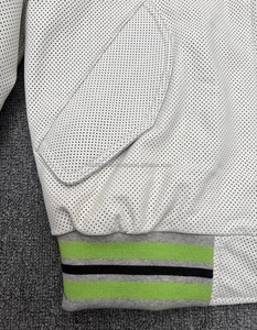 Veste bomber pour homme en véritable peau de mouton, respirante, à découpes, douce, blanche, style baseball - Product Image 2