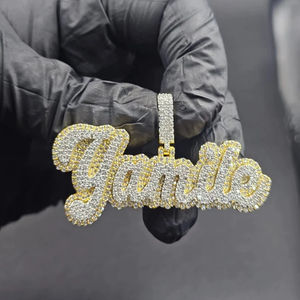 Colgante de Diamantes Personalizado de Dos Tonos Yamile Letter, Colgante de Nombre con Diamantes Plateados de Diseño Moderno y Personalizado para Hombre - Product Image 1