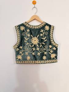 Chaleco Bordado Suzani de Terciopelo Ligero al por Mayor |   Chaqueta de Moda Étnica Bohemia Hecha a Mano con Estampado Floral, 100% - Product Image 4