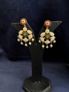 Joyería Étnica India: Conjunto de Gargantilla con Diseño Floral Jaal Puwai Multicolor, Hecho a Mano, Bañado en Oro sobre Latón, para Mujer - Product Image 4