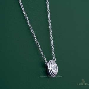 Collier pendentif solitaire en or massif 14 carats avec diamant de laboratoire taille brillant couleur D 1 carat certifié IGI, serti clos, style moderne et minimaliste - Product Image 3