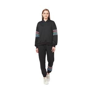 Ensemble de survêtement deux pièces tendance avec sweat à capuche court et pantalon de jogging, conçu pour les femmes qui aiment les tenues modernes, branchées et sportives. - Product Image 4