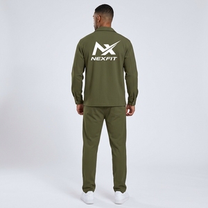Ensemble de survêtement utilitaire vert olive uni pour homme, veste à capuche zippée et pantalon de jogging à cordon de serrage, style streetwear décontracté - Product Image 3
