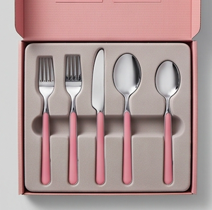Juego de cubiertos modernos de acero inoxidable con mangos de resina rosa suave, aptos para lavavajillas, para bodas y uso diario. - Product Image 6