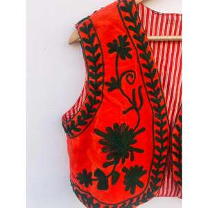 Chaleco Corto Reversible de Terciopelo de Algodón Bordado Suzani Hecho a Mano con Doble Abotonadura, Rojo Festivo, Regalo para Ella - Product Image 3