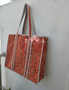 Sac fourre-tout en coton matelassé orange, imprimé floral bohème Jaipuri, fait main, vibrant, avec cordon de serrage et double compartiment polyvalent - Product Image 6