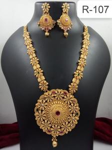 Conjunto de Collar Largo de Joyería Tradicional Chapado en Oro con Colgante Floral y Pendientes a Juego para Bodas - Product Image 2