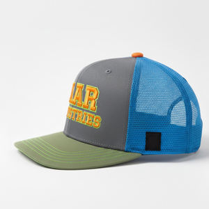 Gorra Trucker Bordada en 3D con Logotipo Personalizado SAAR INDUSTRIES - Gorra Snapback de 5 Paneles en Gris y Azul con Visera Verde - Product Image 3