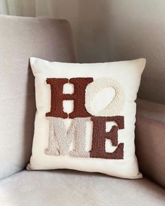 Housse de coussin décorative de Noël à motifs de sapins perlés, carrée, beige et rouge avec passepoil, pour la maison - Product Image 6