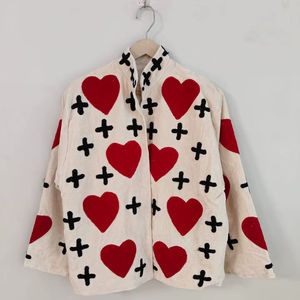 เสื้อแจ็คเก็ตผู้หญิงแขนสั้นกำมะหยี่สีแดงปักลายตาปีศาจและลายซูซานี ทำมือ สำหรับฤดูหนาว แบบสองด้าน ระบายอากาศได้ดี เป็นมิตรกับสิ่งแวดล้อม - Product Image 1