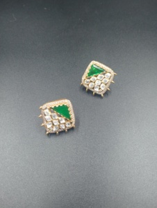 Boucles d'oreilles clous géométriques plaquées or 18 carats de luxe avec émeraude et diamant sertis à griffes, bijoux pour femme à porter au quotidien - Product Image 5