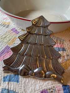 Assiette décorative vintage en métal pour Noël avec motif nœud pour la table de fête - Product Image 1