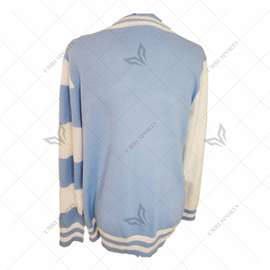 Cardigan en tricot à manches longues pour femme, bleu clair rayé, col en V, avec boutons et patch logo, style universitaire. - Product Image 4