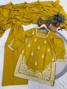 NOUVEAU DESIGNER ROMAN SILK TOP PALAZZO ET DUPATTA EN SOIE ROMAINE AVEC TRAVAIL GONFLEÉ ET GÉLÉNOUCHÉ - Product Image 5