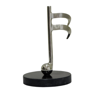 Sculpture moderne en aluminium argenté en forme de note de musique - Élégante statue de note de sixième de note sur socle noir pour la décoration intérieure - Product Image 1