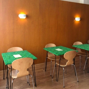 Table basse de salle à manger en acier et plastique recyclé 4GoodThings, style moderne minimaliste, imperméable, durable, empilable, meubles pour la maison - Product Image 5