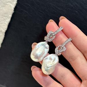 ต่างหูห้อยมุกประดับโบว์ทองคำดีไซน์ใหม่ปี 2025 สำหรับผู้หญิง ต่างหูดีไซน์เฉพาะสำหรับใส่ทำงาน - Product Image 1