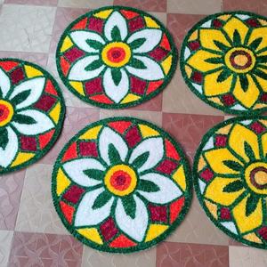 เสื่อลายดอกไม้ทำมือที่สวยงามผสมผสานของศิลปะแบบดั้งเดิมและความสง่างามทันสมัยสำหรับการตกแต่งบ้านของคุณเสื่อวงกลม - Product Image 1